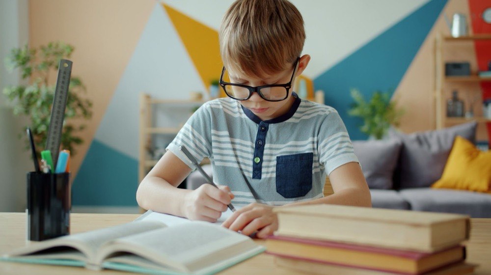 Bàn học chống gù: chỉnh chiều cao bàn và ghế đúng theo chiều cao của con