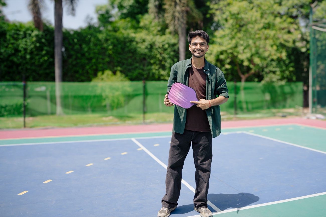 Chơi pickleball ngoài trời